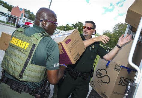 Pompano High Broward Sheriffs Office Make Giving Toys A Team Effort