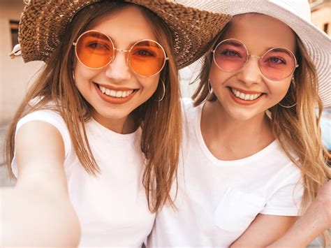 Zwei Junge L Chelnde Blonde Frauen Des Hippies Im Wei En T Shirt Des Sommers Kleidet M Dchen