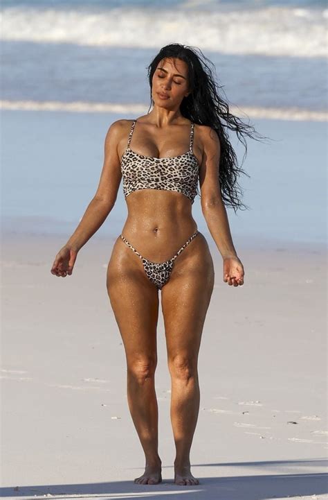 Kim Kardashian Muestra Sus Curvas En La Playa En Bikini De Cuerda Ver Fotos Radio Latino Usa