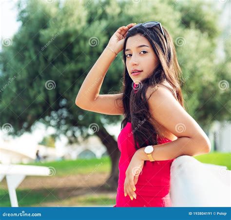 Brune Latina De Jeune Fille Avec De Longs Cheveux Noirs Et Les Yeux Au Beurre Noir Portant Une