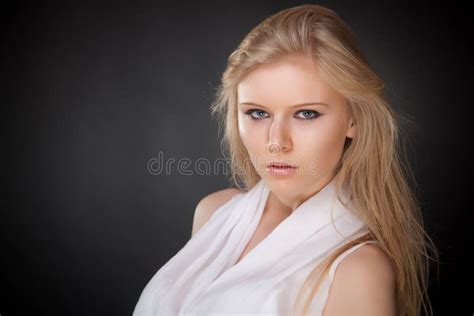 Verticale De Jeune Fille Blonde Sexy Image Stock Image Du Mod Le L Gant