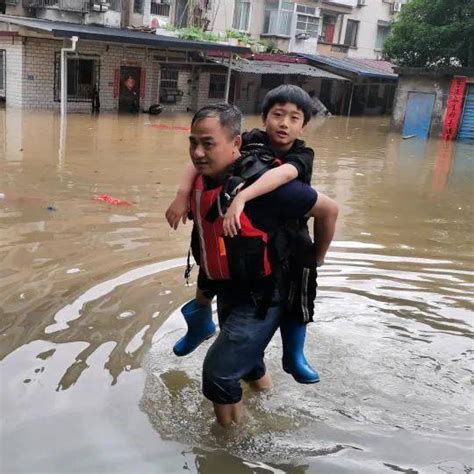 抗洪一线 不惧风雨，平乐公安奋战抗洪抢险，留下感人瞬间！群众青龙乡张家镇