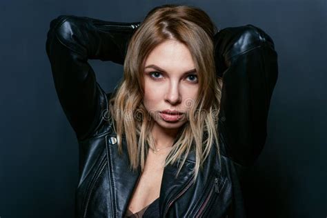 Portrait Noir Et Blanc De La Femme Blonde Attirante Dans La Robe En Soie Et La Veste Noire Image