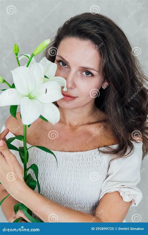 Portrait Of A Beautiful Brunette Woman With Lily Flowers Stock Image Image Of Lotus Hair