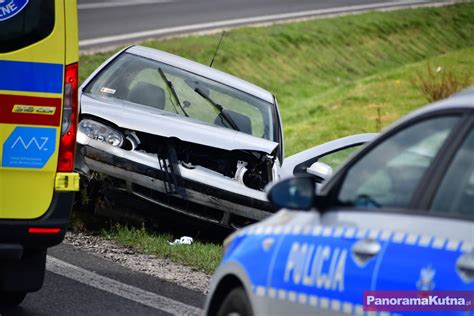 ZDJĘCIA Wypadek pod Kutnem rozbity samochód Wszystkie służby w akcji