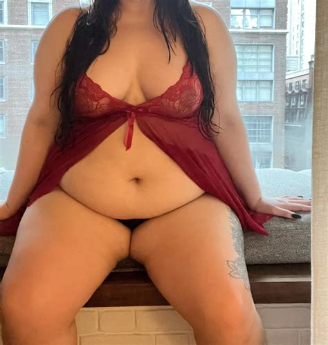 Im On Vacation Anyone Want To Feed Me Pizza Nudes Stuffers Nude Pics Org