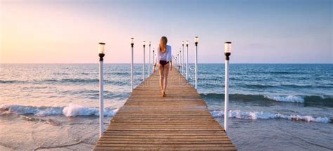 Joven Feliz En Bikini Caminando Sobre Un Muelle De Madera En El Mar