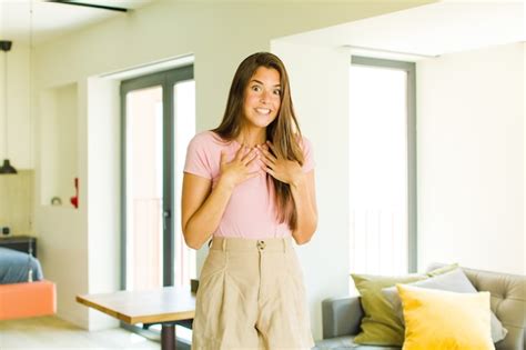 Mujer Bonita Joven Que Parece Feliz Sorprendida Orgullosa Y