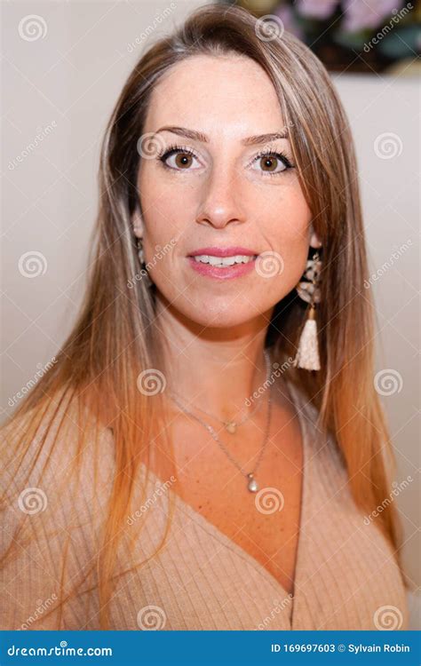 Portret Van Een Blonde Vrouw Thuis Glimlacht Mooi Stock Afbeelding Image of één genieten