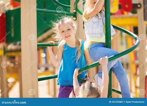 Groupe Denfants Heureux Sur Le Terrain De Jeu Denfants Photo Stock