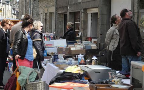 Rue Saint Malo Soleil et affaires au vide greniers Le Télégramme