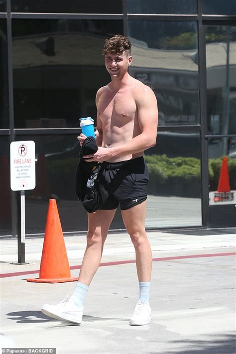 Too Hot To Handle Star Harry Jowsey Is All Smiles As He Leaves The Gym