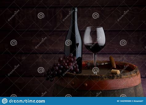 Garrafa De Vinho Tinto E Vidro De Vinho Foto De Stock Imagem De