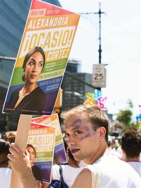 Quién es Alexandria Ocasio Cortez la ex bartender latina que sorprendió ganando las primarias