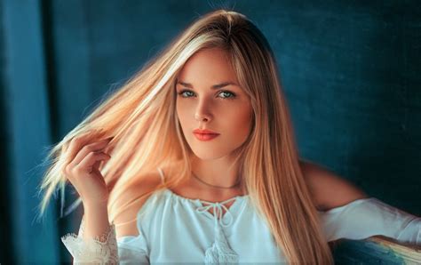 Stunning Blonde Model With Green Eyes HD Wallpaper