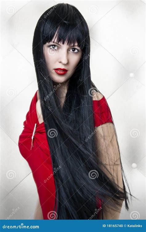 Mooie Brunette Met Lang Haar En Rode Kleding Stock Foto Image Of Manier Portret 18165740