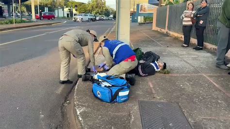 Motociclista Tem Suspeita De Fratura Na Perna Ap S Forte Colis O No