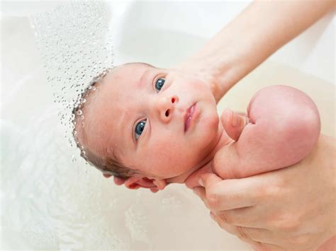 How To Bathe A Newborn How To Bathe Baby S In Baby Bath