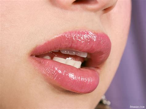 Curvaceous Tranny Babe With A Great Ass Gets A Stiff Hardon Porn Pictures XXX Photos Sex