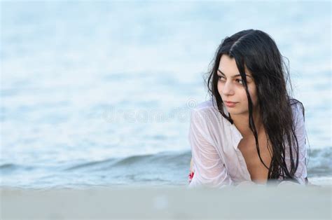 El Bikini Delgado Moreno De La Parte Inferior Del Desgaste De La Señora Del Cuerpo Y Mojó La