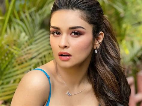 Avneet Hot Pic Avneet Kaur Bo Ldness Is Increasing Every Day At The Age Of 21 She Was Blown