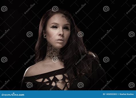 Portr T Einer Jungen Brunette Frau Mit Blauen Augen Und Ein Spitzen Muster Auf Ihrem Gesicht