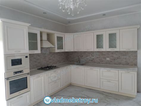 Купить Белая кухня классика со сложной фрезеровкой фасадов за руб ...