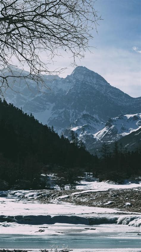 감기 경치 구름 눈 모바일 바탕화면 산 수직 쐈어 울타리 평원 푸른 하늘 풍경에 관한 무료 스톡 사진
