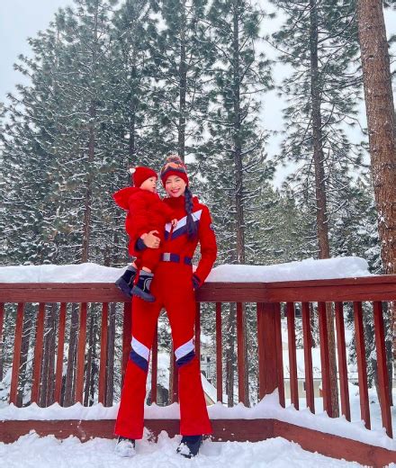 Cùng mặc bikini khoe body cực khét giữa tuyết HHen Niê slay nhưng Phạm Hương ghi điểm bằng