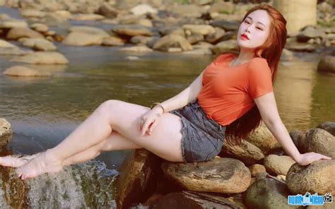 Hot Girl Tr N Ng C Linh