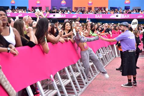 Carol Peixinho posa fãs no show de Thiaguinho em São Paulo veja