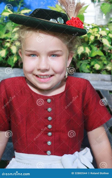Portrait D Une Petite Fille Bavaroise De Sourire Avec Le Chapeau Photo Stock Image Du Blonde