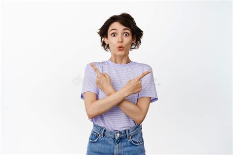 Une Brunette Surprise Et Excitée Montrant Deux Côtés Pointant De Côté à Gauche Et à Droite Dire