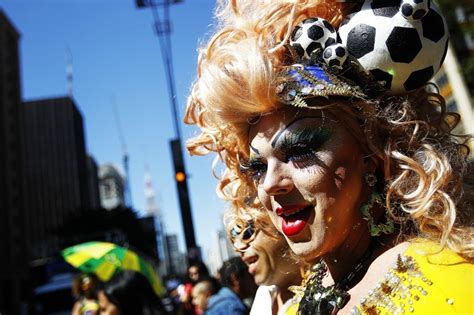 Parada Gay termina público de mil pessoas em São Paulo UOL Notícias