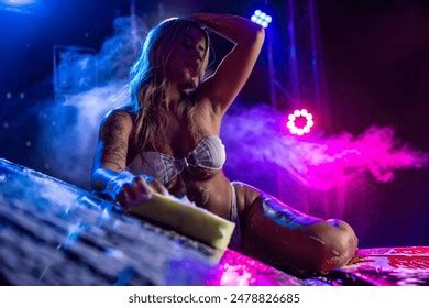 Photo de stock Femme blonde séduisante posant nue topless 2425530117 Shutterstock