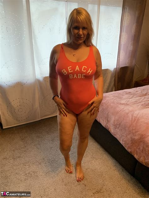 Mature Blonde Sweet Susi Removes A Swimsuit To Get Naked On Her Bed 426553562