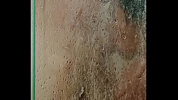 Buena mamada detrás de la puerta del baño en plena ducha XVIDEOS