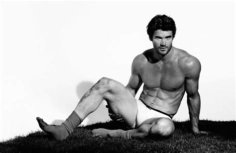 Omg Good Evans Thom Evans Is Single And Naked Omg Blog