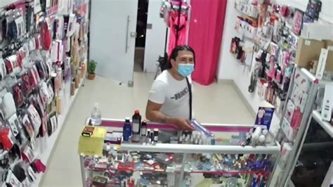 Un hombre robó un consolador de grueso calibre de mi local propietario de sex shop en Ibagué