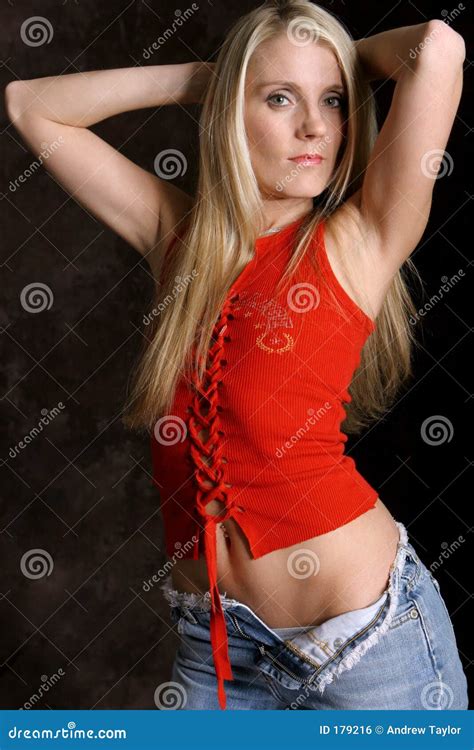 Blonde En El Rojo Tres Foto De Archivo Imagen De Modelo 179216