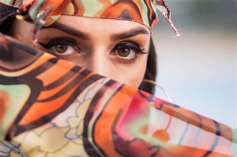 Hermosa Chica Gitana En La Playa En Bikini Foto Premium