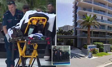 Police Officer Was Stabbed By A Naked Man Daily Mail Online