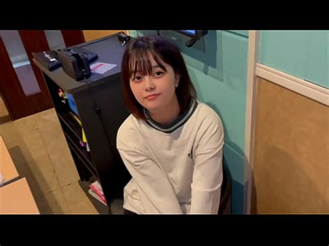 フェラだけなら浮気じゃないよね彼氏がいるのに男友達とカラオケで浮気する女子 生おちんちんのイカ臭い匂い好き XVIDEOS