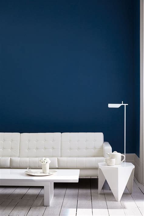 Interieur blauwe muurverf Little Greene met witte houten vloer Little Greene Farbe, Little ...