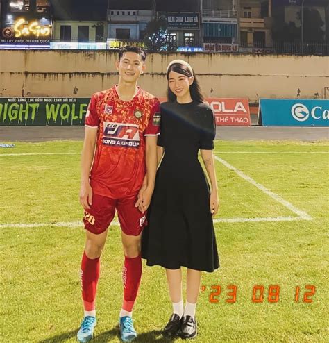 Hot boy Đội tuyển Việt Nam công khai hẹn hò bạn gái đa tài