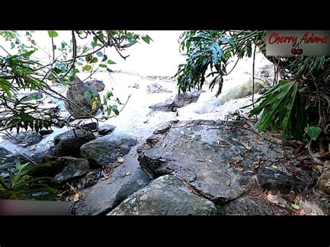 Sexe sur la plage déserte La brésilienne amateur Cherry Adams a sucé