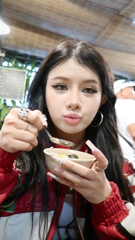 Hot girl hơn triệu follow bất ngờ chuyển sang làm mukbang dân mạng