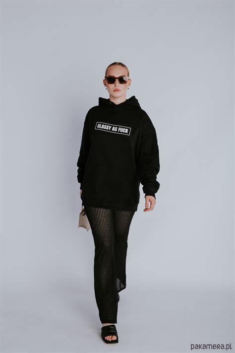 Czarna Bluza Z Bia Ym Napisem Classy As Fuck Z Kapturem Pakamera Pl