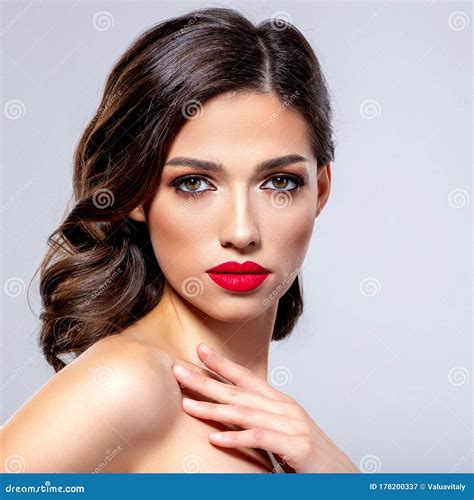 Mooie Jonge Modevrouw Met Rode Lippenstift Brunette Vrouw Met Een Schone Huid Afbeelding Van