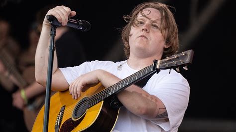 Fans Van Lewis Capaldi Zorgen Voor Emotioneel Moment Op Glastonbury Als